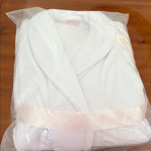 NWOT Mary Kay White Plush Robe - Picture 1 of 2